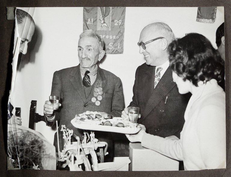 Sede bolognese del Partito Socialista Italiano (?), Alcide Cervi in visita durante il rinfresco